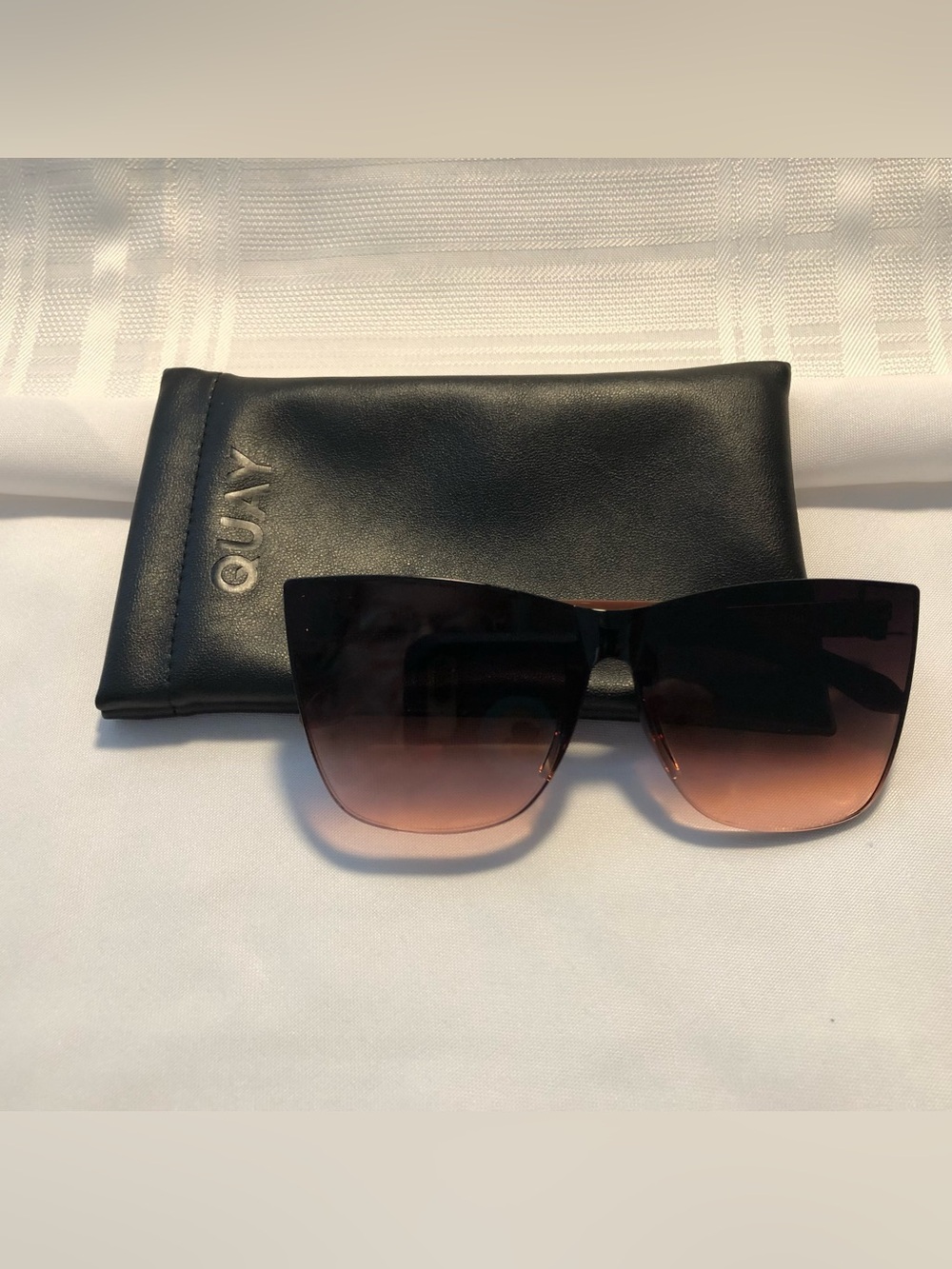 Like New Quay Oversized Cat-Eye Sunglasses With Case - Picture 2 of 9